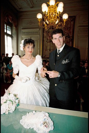 En 1989, alors qu'il n'a que 17 ans, Zinédine Zidane rencontre Veronique Fernandez à Cannes. Cinq ans plus tard, le 28 mai 1994 à Bordeaux, Véronique lui dit «oui» devant leurs amis et leurs familles.