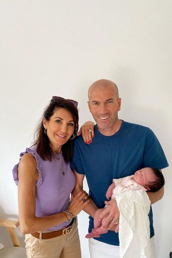 Le 19 mai 2022, Zinédine Zidane et sa femme Véronique sont devenus grand-parents pour la première fois. Fiancé à la Vénézuélienne Karen Goncalves, Enzo, fils aîné du couple, est devenu papa d'une petite fille prénommé Sia. 