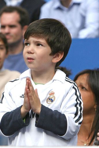 Le 7 mai 2006, Théo - troisième fils du couple né le 18 mai 2002 à Marseille - assiste dans les tribunes du Stade Santiago-Bernabéu au dernier match de son père avec le Real Madrid. Contre Villareal, soldé par un match nul (3-3), Zidane inscrit un but, servi par David Beckham. Quelques mois plus tard, le footballeur prend sa retraite sportive à l'issue du Mondial allemand.