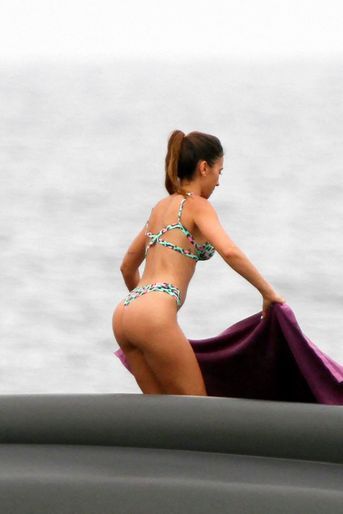 Antonella Roccuzzo sur un yacht au large d'Ibiza, le 21 juin 2022.