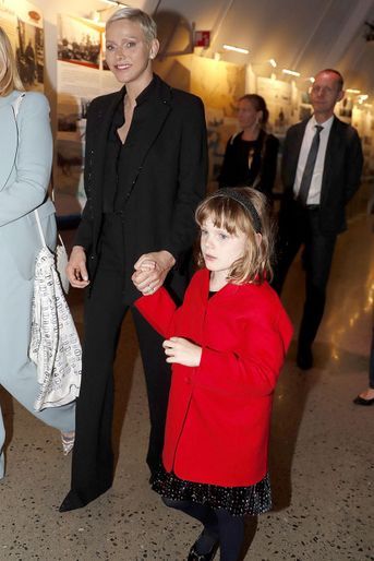 La princesse Charlène et sa fille la princesse Gabriella de Monaco au Fram Museum à Oslo le 22 juin 2022. 