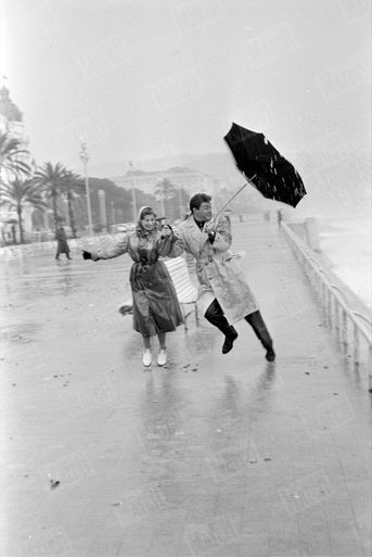 Dansons sous la pluie... En 1957, l’actrice Magali Noël, qui a tourné pour Fellini, et le comédien italien Roberto Risso sont photographiés par Paris Match sur la Prom’. Tout sauf un hasard si les deux comédiens mettent en scène leur amour à Nice, considérée comme le Hollywood français par de nombreux réalisateurs. Jacques Demy y a tourné La Baie des Anges et François Truffaut sa Nuit américaine, dans les mythiques Studios de la Victorine. 