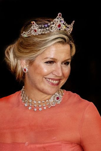 Le diadème, les boucles d&#039;oreille et le collier en diamants et rubis de la reine Maxima des Pays-Bas à sa sortie du Palais royal à Amsterdam, le 22 juin 2022