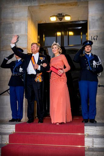 La reine Maxima avec le roi Willem-Alexander des Pays-Bas à leur sortie du Palais royal à Amsterdam, le 22 juin 2022