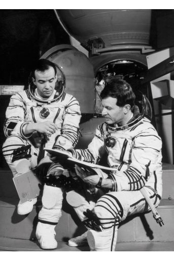 En 1981, les spationautes français Jean-Loup Chrétien (à dr.), 43 ans, et Patrick Baudry (à g.), 35 ans, étudient le simulateur de vol, au centre d’entraînement Youri-Gagarine de la Cité des étoiles, au nord-est de Moscou.