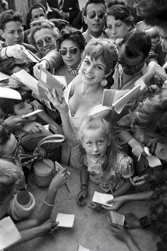 Bain de foule à Cannes, en mai 1955, avec une autre débutante nommée Brigitte… Bardot.