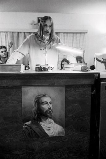 Dans les locaux d’une nouvelle secte chrétienne, un homme se confesse publiquement au-dessus d’un portrait du Christ auquel il souhaite ressembler