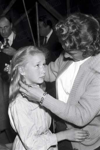 Avec sa mère, Marcelle Feuillade, sur le tournage de « La route joyeuse », de Gene Kelly, en 1956.