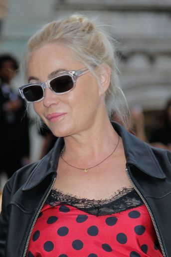 Emmanuelle Béart le 23 juin 2022 au défilé AMI à Paris.