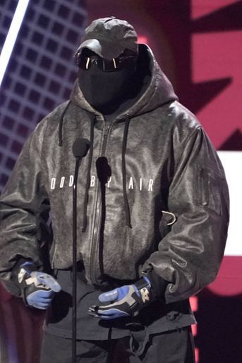 Kanye West fait une apparition surprise pour remettre à P.Diddy un prix qui récompense l'ensemble de sa carrière, lors des BET Awards au Microsoft Theater, à Los Angeles, le 26 juin 2022.