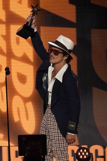 Bruno Mars reçoit le prix du Meilleur Album de l'année sur la scène des BET Awards, au Microsoft Theater, à Los Angeles, le 26 juin 2022.