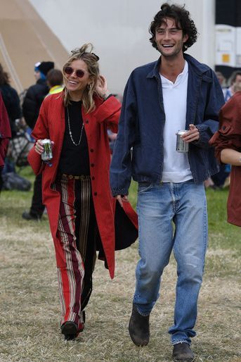 Kit Harington et son compagnon Oli Green au Festival de Glastonbury, à Worthy Farm, Pliton, au Royaume-Uni, le 24 juin 2022.