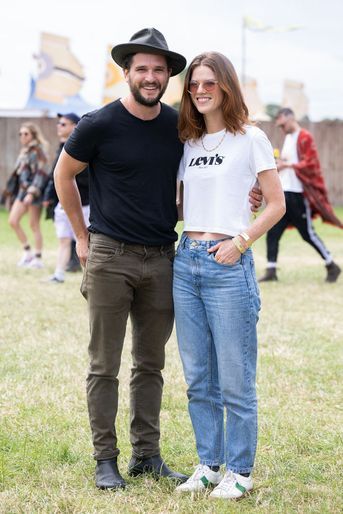 Kit Harington et sa femme Rose Leslie au Festival de Glastonbury, à Worthy Farm, Pliton, au Royaume-Uni, le 26 juin 2022.