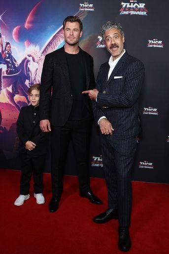 Chris Hemsworth avec son fils Sasha (8 ans) et Taika Waititi lors de l'avant-première du film «Thor: Love And Thunder», à Sydney, le 27 juin 2022.