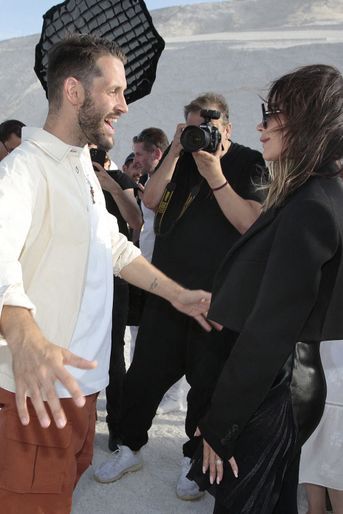 Simon Porte Jacquemus et Victoria Beckham au défilé "Papier" de Jacquemus à Arles, le 27 juin 2022.