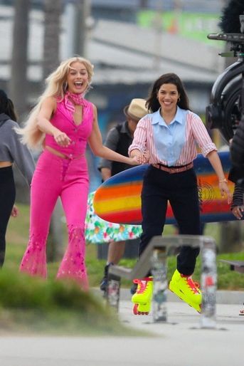 Margot Robbie et America Ferrera tournent une scène du film "Barbie" à Venice Beach, Los Angeles, le 26 juin 2022. 