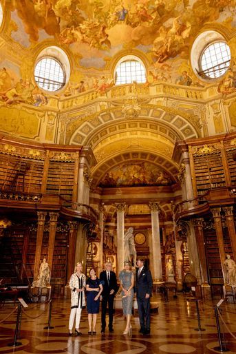 La reine Maxima et le roi Willem-Alexander des Pays-Bas avec le président autrichien Alexander Van der Bellen et sa femme Doris Schmidauer à la Bibliothèque nationale à Vienne, le 29 juin 2022