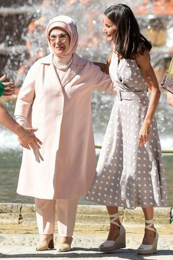 La reine Letizia d'Espagne avec Emine Erdogan, la femme du président turc au palais royal de La Granja à San Ildefonso, le 29 juin 2022