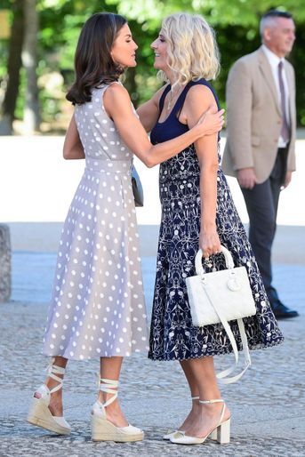 La reine Letizia d'Espagne avec Lidija Dukanovic, la femme du président du Monténégro au palais royal de La Granja à San Ildefonso, le 29 juin 2022