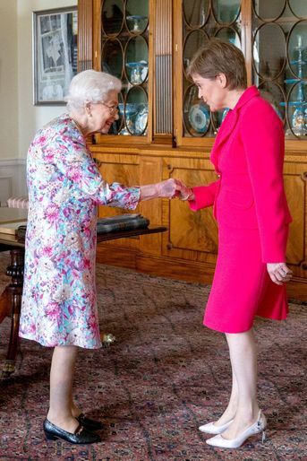 La reine Elizabeth II avec Nicola Sturgeon à Edimbourg, le 29 juin 2022