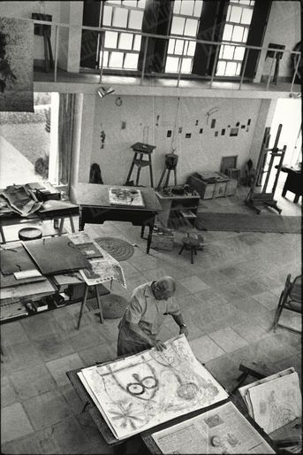«Il n'a pas d'horaire de travail. Il peut rester huit jours sans peindre, ou peindre douze heures de suite sans s’arrêter.» - Paris Match n°691, 7 juillet 1962
