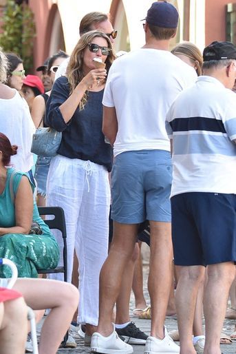 Gisele Bündchen et son mari Tom Brady lors de leur virée romantique, à Portofino, en Italie, le 29 juin 2022.