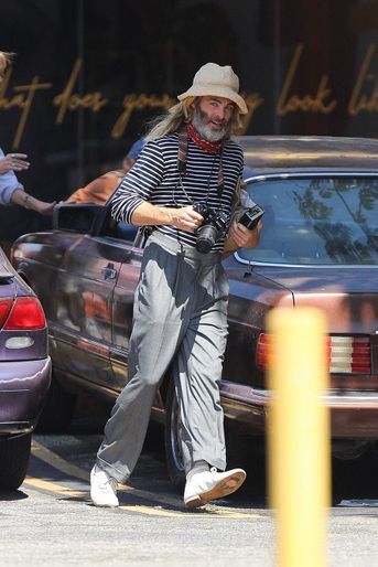 Chris Pine sur le tournage de «Poolman», à Los Angeles, le 30 juin 2022.