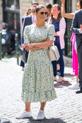La princesse héritière Victoria de Suède chaussée de confortable baskets à Lisbonne, le 29 juin 2022