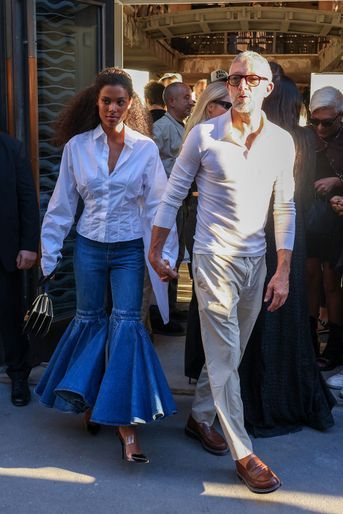 Vincent Cassel et sa femme Tina Kunakey lors du défilé Alaia printemps-été 2023, à Paris, le 3 juillet 2022.