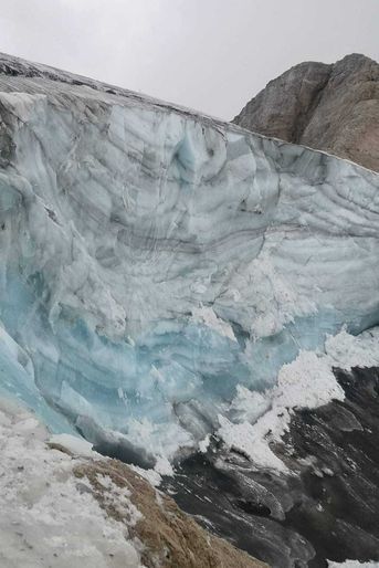 Fragilisée par le réchauffement climatique depuis des décennies ainsi qu'une vague de chaleur, une partie du glacier de la Marmolada s’est effondrée dimanche.
