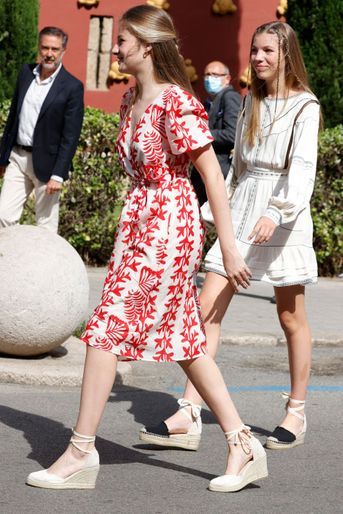 Les princesses Leonor et Sofia d'Espagne, en Mango et Claudie Pierlot, à Figueras, le 3 juillet 2022