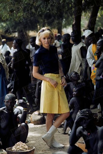 Mireille Darc, Cameroun 1967... Moment volé lors d’un voyage à Oudjila. Connue pour sa chefferie vieille de 500ans, la cité antique était très visitée en 1967. Située dans le nord du Cameroun, à la frontière avec le Nigeria, elle est aujourd’hui déconseillée aux touristes à cause des menaces du groupe Boko Haram.