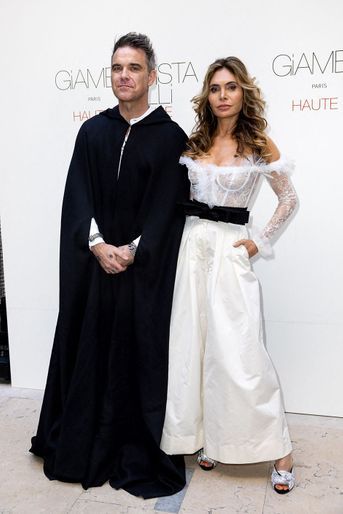 Robbie Williams et sa femme Ayda Field au défilé de mode Haute Couture automne-hiver 2022-2023 Giambattista Valli, à Paris, le 4 juillet 2022.