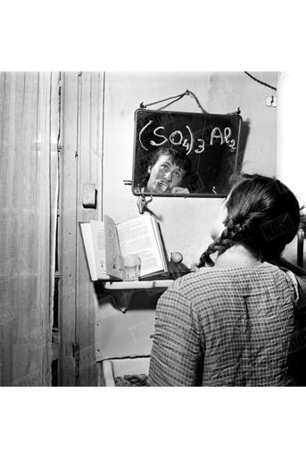 «Pour bien se mettre dans la tête la formule du sulfate d'aluminium, Laurette l'a notée sur la glace du lavabo avec de la pâte dentifrice. Elle trouve ce procédé très efficace.» - Paris Match n°16, 9 juillet 1949