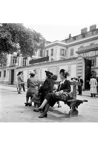 «Les mamans attendent sur un banc la sortie de leurs filles.» - Paris Match n°16, 9 juillet 1949