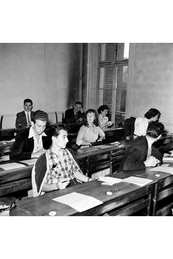 «Lycée Victor-Duruy, salle 10, Laurette Cottance jette un dernier coup d'oeil sur un aide mémoire» - Paris Match n°16, 9 juillet 1949