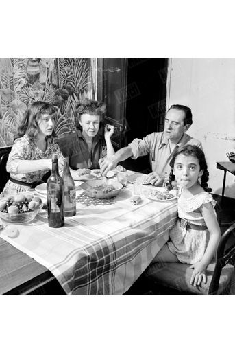«Le déjeuner de famille. Tout est silencieux. La petite sœur tire la langue, mais les grands sont anxieux.» - Paris Match n°16, 9 juillet 1949