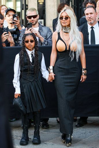 Kim Kardashian et sa fille North West arrivent au défilé Haute Couture automne-hiver 2022-2023 Jean Paul Gaultier x Olivier Rousteing, à Paris, le 6 juillet 2022. 