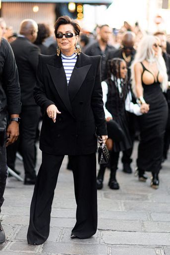 Kris Jenner arrive au défilé Haute Couture automne-hiver 2022-2023 Jean Paul Gaultier x Olivier Rousteing, à Paris, le 6 juillet 2022. 