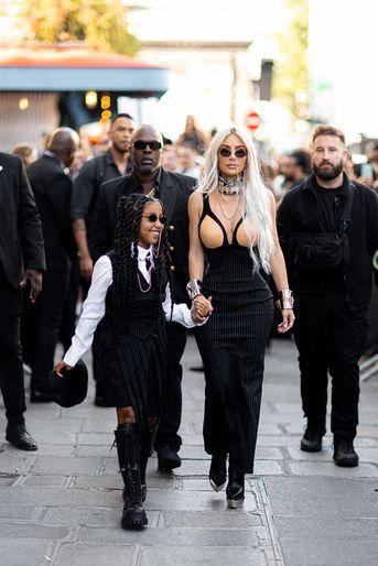 Kim Kardashian et sa fille North West arrivent au défilé Haute Couture automne-hiver 2022-2023 Jean Paul Gaultier x Olivier Rousteing, à Paris, le 6 juillet 2022. 