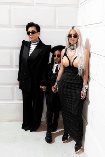 Kim Kardashian aux côtés de sa mère Kris Jenner et sa fille North West au défilé Haute Couture automne-hiver 2022-2023 Jean Paul Gaultier x Olivier Rousteing, à Paris, le 6 juillet 2022. 