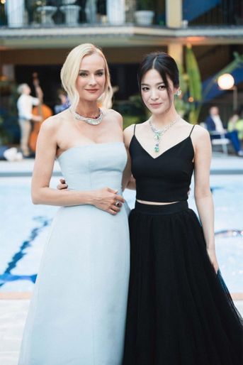Diane Kruger et Miss Song Hye-kyo au dîner du lancement de la nouvelle collection Haute Joaillerie « Ondes et Merveilles » de Chaumet, présentée à la piscine Molitor à Paris le 2 juillet. 