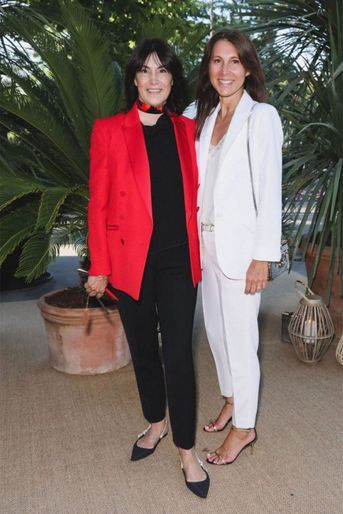 Elisabeth Lazaroo et Delphine Royant au dîner du lancement de la nouvelle collection Haute Joaillerie « Ondes et Merveilles » de Chaumet, présentée à la piscine Molitor à Paris le 2 juillet. 
