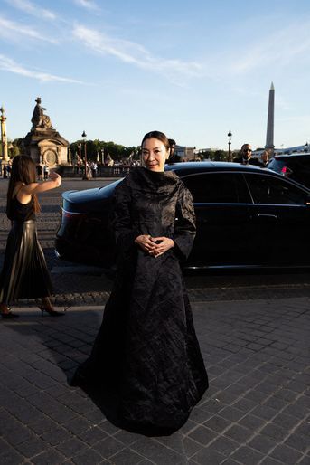 Michelle Yeoh arrive à l'afterparty Balenciaga, le 6 juillet 2022 à Paris.
