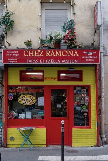 <br />
Une institution du quartier de Belleville, mi-épicerie, mi-restaurant.Chez Ramona 17, rue Ramponeau, Paris XXe . 