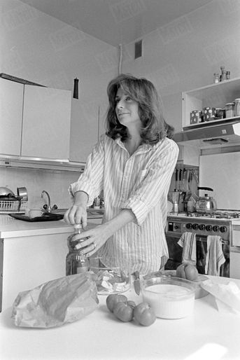 Danièle Thompson dans son appartement, en juin 1977.