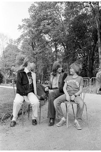 «Avec ses enfants, Caroline et Christopher, au parc Monceau, devant leur appartement.» - Paris Match n°1463, 10 juin 1977