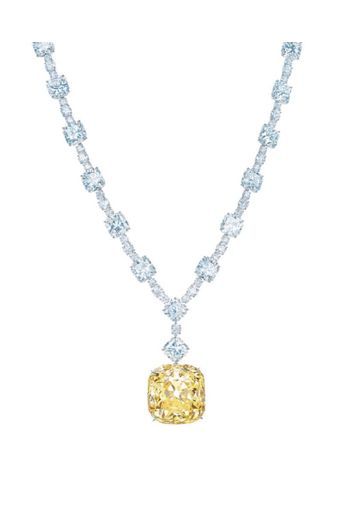 Tiffany Diamond, un 128,54 carats acheté en 1878. Depuis 2012, il est la pièce centrale d’un collier de diamants de plusieurs tailles. 