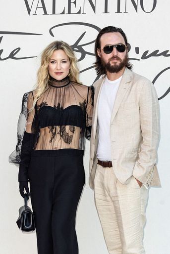 Kate Hudson et son compagnon Danny Fujikawa lors du défilé Valentino haute couture automne-hiver 2022-2023 à Rome, le 8 juillet 2022. 