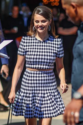 La chanteuse, actrice et productrice américaine Selena Gomez à la sortie de l'hôtel de Crillon à Paris, le 8 juillet 2022. 